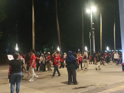 Banyak Suporter Datang Sepulang Kerja, Suasana SUGBK Makin Ramai Jelang Laga Timnas Indonesia vs Mozambik