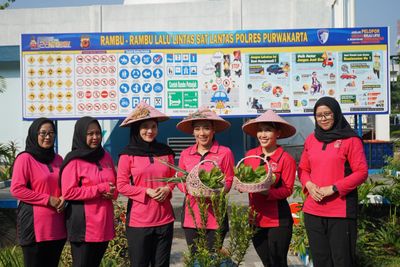 Dari Lahan Produktif ke Ketahanan Pangan, Kapolres Purwakarta Panen Sayur dan Ikan Bersama Bhayangkari