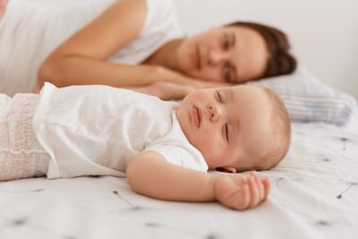 Jam Tidur Bayi yang Normal Sesuai Usia, Orang Tua Wajib Tahu!