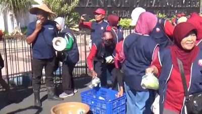 Harga Mentimun Anjlok hingga Rp1.000 per Kg, Petani Jember Bagikan Gratis Hasil Panen di Alun-Alun
