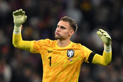 Bart Verbruggen Diragukan Tampil di Laga Pembuka Grup F Melawan Jepang