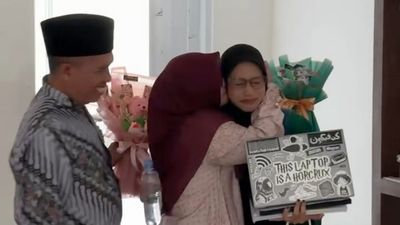 Momen Mengharukan, Mahasiswi Ini Mendapat Sambutan Hangat dari Orang Tua Usai Sidang