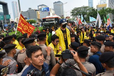 Imbas Demo di Jalan Sudirman Jakpus, Arus Lalin hingga Rute Transjakarta Dialihkan