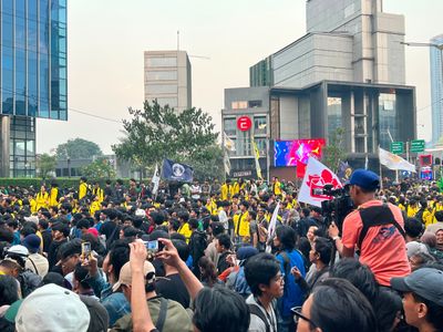 Suasana Demo Mahasiswa di Jalan Sudirman Jakpus, Akses Jalan Ditutup!