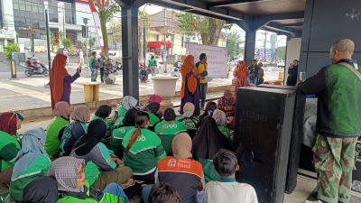 Rupiah Melemah dan Ekonomi Lesu, 100 Ojol Perempuan Terima Bantuan Sembako dari Mantan Driver Ojol di Amerika Serikat