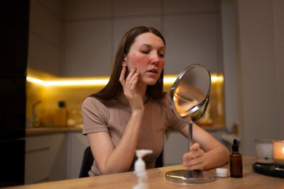 Skincare Malam untuk Kulit Berjerawat, Simak Urutan yang Benar!