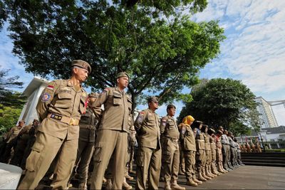 Operasi Satpol PP Bandung Sasar Titik Rawan, Ribuan Botol Miras Ilegal Disita