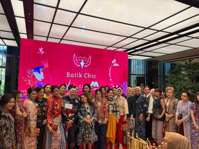 Jadi Gaya Hidup Modern, Batik Chic Tampilkan Koleksi Spesial di Fashion Show Navapark