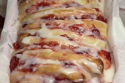 Cara Membuat Roti Stroberi Lapis yang Empuk dan Harum Ala Toko Bakery Premium