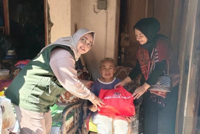500 Paket Sembako dibagikan Oleh Yayasan TBSR Solo Kepada Lansia dan Difabel