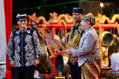 Ribuan Warga Banyuwangi Saksikan Wayang Kulit Sambut Hari Bhayangkara ke-80 di Taman Blambangan