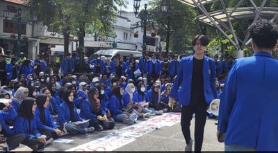 Ratusan Mahasiswa UII Kepung DPRD DIY: Kritisi Badai PHK, Program MBG, Hingga Sentil Anggota Dewan Soal Gelombang Aksi : Yang Kaya Makin Kaya!