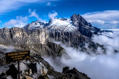 Puncak Trikora, Gunung Legendaris Papua yang Menyimpan Jalur Pendakian Paling Menantang di Indonesia