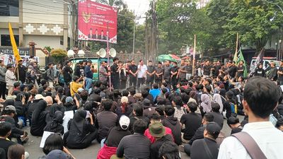 500 Mahasiswa Gelar Aksi #IndonesiaCemas di DPRD Jember, Soroti MBG, Koperasi Merah Putih hingga Kelangkaan Pertalite