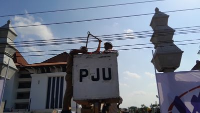 Sentil Provider Pasang Kabel Sesuai Keyakinan , Wali Kota Jogja Desak Pengusaha Pakai Tiang Bersama : Ayolah Biar Nggak Semerawut!