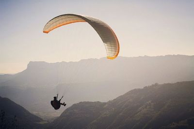 Cara Asyik Menikmati Pemandangan Jambi dari Udara Lewat Wisata Paralayang yang Menguji Adrenalin
