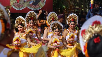 Sang Jaratkaru Buleleng Memukau PKB 2026, Kolaborasi Budaya yang Curi Perhatian Ribuan Penonton