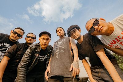 Bakar Semangat Punk Rock Kelas Pekerja, Tenholes Merilis Maxi Single Membakar Malam