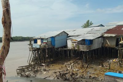 Abrasi Pesisir Kuala Enok Picu Longsor, Empat Rumah Terseret ke Sungai
