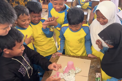 ITB Pulihkan Semangat Anak Korban Longsor Cisarua Lewat Sains dan Permainan Edukatif
