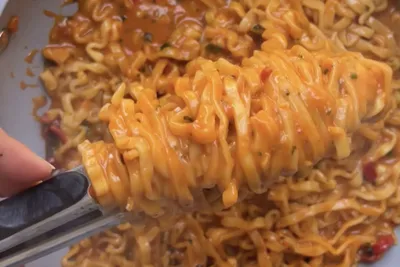 Pencinta Pedas Wajib Coba! Spicy Garlic Chili Ramen yang Bikin Keringatan Tapi Nagih