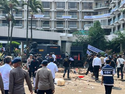 Brak! Eksekusi Hotel Sultan Ricuh, Aparat Dihujani Lemparan Batu