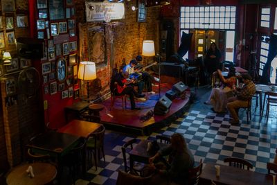Kafe dengan Live Music di Mimika yang Wajib Dikunjungi Pecinta Musik