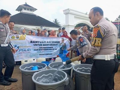 100 KK di Pesawaran Terima Bantuan 16.000 Liter Air Bersih dari Polda Lampung