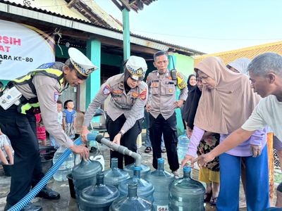 Warga Bandar Lampung Dapat Bantuan 4.000 Liter Air Bersih dari Polisi