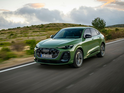 Bukan Putih atau Hitam, Audi Q5 Sportback Tampil Kalem dengan Warna District Green