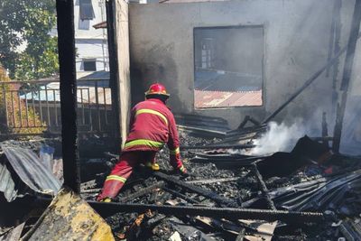 Dua Rumah Terbakar, Damkar Padamkan Api di Karombasan