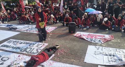 Aksi Simbolik Massa IMM DIY, Topo Bisu Hadap Keraton Jogja Hingga Tabur Bunga di Halaman Kantor DPRD DIY