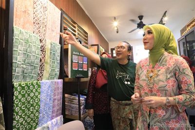 Ketua TP PKK Jakarta Selatan Kunjungi Pengrajin Batik Betawi, Targetkan Tembus Pasar Internasional