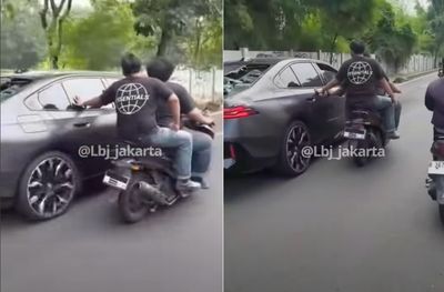 Viral BMW Listrik Tabrak Pemotor Berujung Diamuk Massa di Jakbar, Begini Kronologinya