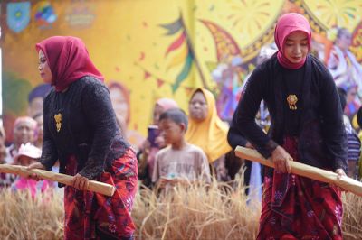 Demang Fair 2025 Tampilkan Potensi UMKM dan Budaya Lokal Kademangan, Warga Antusias Saksikan Pawai Kreatif