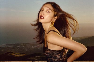 Olivia Rodrigo Ngaku Tuli di Telinga Kiri 60 Persen, Apa Penyebabnya?