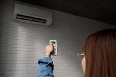 Cara Setting Remote AC Universal Tanpa Ribet, Dijamin Berhasil!