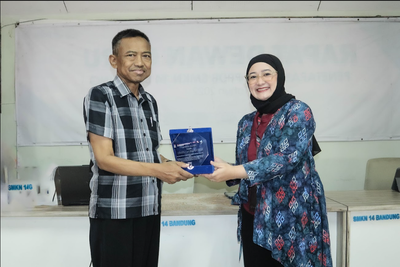 Peningkatan Kapasitas Komunikasi Pemasaran dan Kewirausahaan Digital Berbasis AI di SMKN 14 Bandung