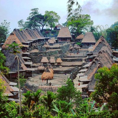 Berbentuk Perahu dan Punya Simbol Unik di Atap, Ini Rahasia di Balik Rumah Adat Kampung Bena Flores
