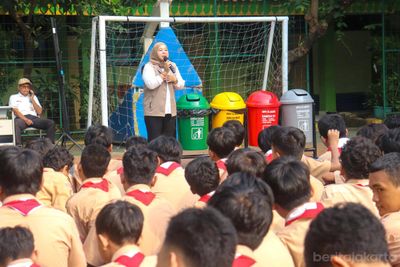 Cegah Banjir Jakarta, Sudin LH Jakarta Selatan Ajak Siswa SMPN 124 Pilah Sampah Demi Adiwiyata 2027