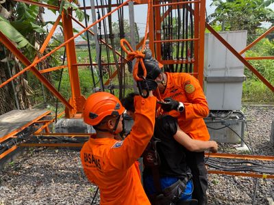Tim SAR Gabungan Selamatkan Pria yang Memanjat Tower di Way Kandis Bandar Lampung