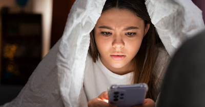 Stres, Cemas, dan Sulit Tidur? Kebiasaan Doomscrolling Bisa Jadi Penyebabnya