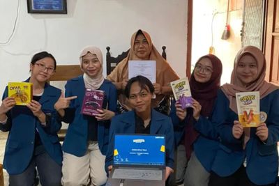 Mahasiswa UNAIR Latih Pelaku UMKM Opak Telo Kelola Keuangan Digital dan Branding Media Sosial