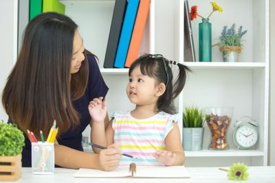 Anak Mulai Bicara Umur Berapa? Ini yang Perlu Orang Tua Ketahui
