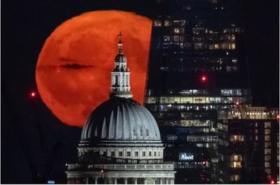 Intip Jadwal dan Cara Melihat Strawberry Moon Langka di Langit Indonesia