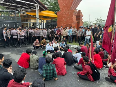 Aksi unjuk rasa aliansi Cipayung plus Di Depan DPRD Banten berjalan dengan tertib dan aman