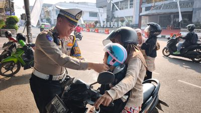 Bagi-Bagi Helm dan Mainan Gratis, Polres Purwakarta Beri Edukasi Keselamatan Anak Sejak Dini