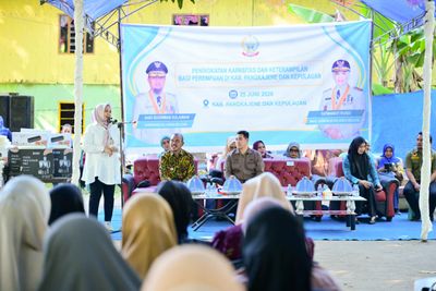 Kunjungi Pulau Sabutung, Wagub Sulsel Salurkan Bantuan UMKM dan Layanan Kesehatan