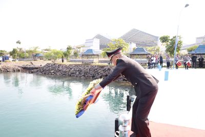 Jelang Hari Bhayangkara ke-80, Polda Banten dan Forkopimda Laksanakan Tabur Bunga di Laut Merak