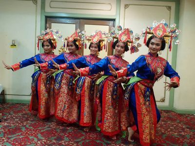 Mengenal Tari Goyang Ngamprok Betawi: Cerminan Persahabatan Remaja Ibu Kota yang Penuh Warna!
